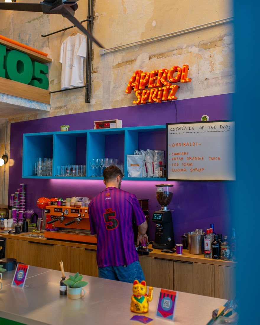 Barista στη μηχανή espresso του Lucky №5