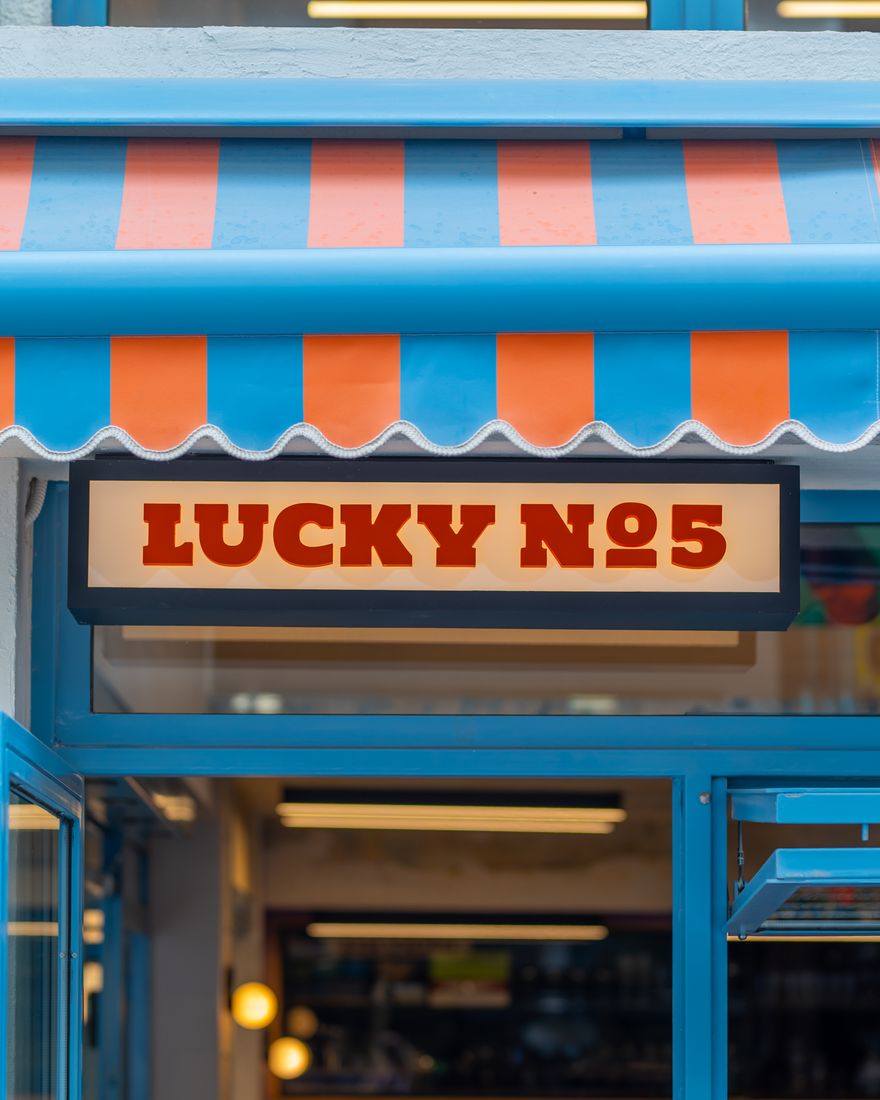Η ταμπέλα Lucky №5 κάτω από την τέντα