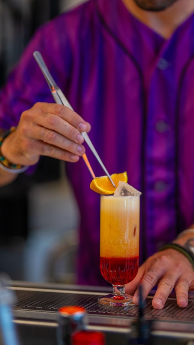 Ο bartender γαρνίρει ένα κοκτέιλ